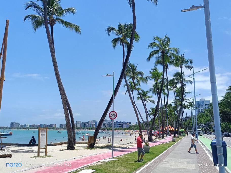 Apartamento Na Quadra Da Praia. Maceio (Alagoas)